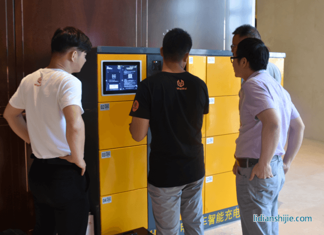 創(chuàng)元萬威智能充電柜引起與會(huì)者廣泛關(guān)注