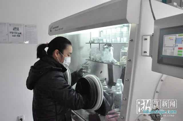 工作人員在無水無氧狀態(tài)下測試電池性能 工作人員在無水無氧狀態(tài)下測試電池性能