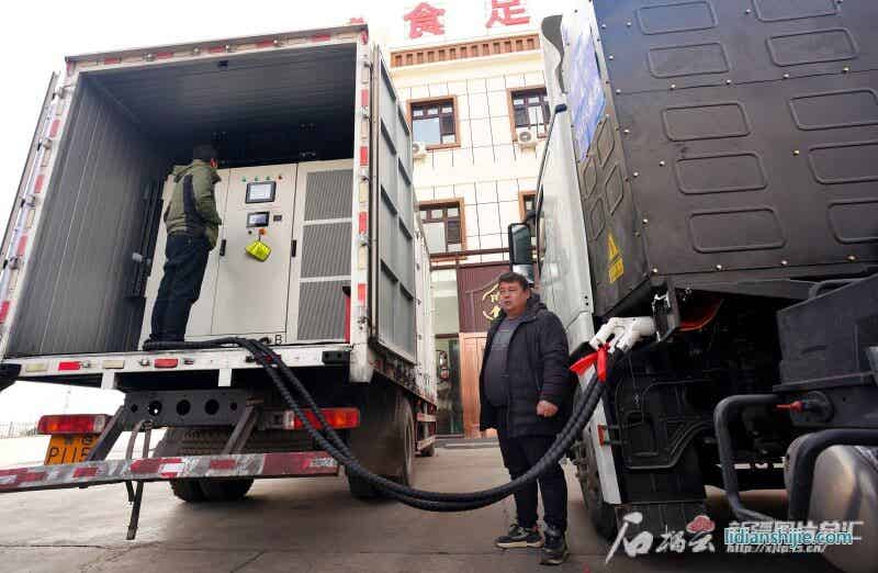 新疆萬(wàn)驛通新能源有限公司采購(gòu)的新疆首臺(tái)3C儲(chǔ)充移動(dòng)站為自己購(gòu)買(mǎi)的電動(dòng)重卡充電